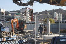 진주 형평운동기념탑 분리작업…재이전 여부 논란 여전