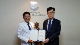 이병직 창원시한의사회 회장, 의서 기증