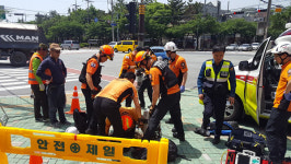 진해 한 맨홀서 작업하던 노동자 2명 쓰러져…병원 이송