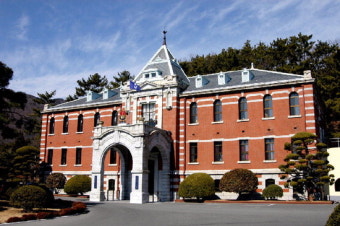 '여군 성폭행 미수' 해군 진해기지사령관 긴급 체포