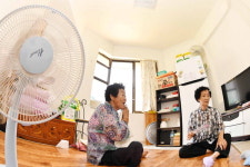 미등록 경로당 가보니…더운 선풍기 바람에 부채질만