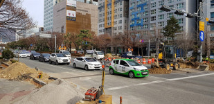 창원 중앙대로 횡단보도 설치공사로 차량 정체