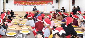 가족과 성탄절 케이크 만들기