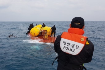 통영 낚싯배 전복, 실종자 2명 수색 진전 없어