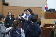 이찬호 창원시의회 의장 초등학교 견학생 직접 맞이