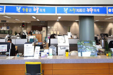 창원시 진해구청 민원실에 청렴 구호 부착