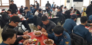 창원 박영수손짜장, 의무경찰에 짜장면 나눔