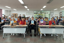 창원시 의창구청 북면노인대학에 노인복지사업 책자 배부 설명