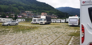 캠핑차량들 무료 공영주차장 점령