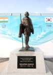 인도의 태양 간디 김해 비춘다