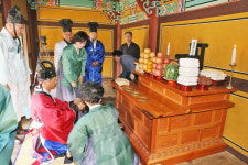 사천시 조명군총 위령제 봉행