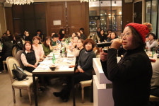 네모난 책으로 이웃과 동그랗게 마주하는 기쁨