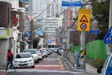 스쿨존 점령한 차량 단속 강화·주차장 확대해야
