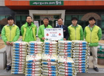 노루페인트 칠서공장 봉사대 면에 쌀 기탁
