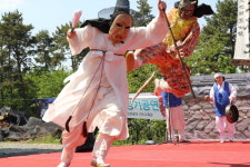 춤사위는 그대로 소통은 시대 흐름에 맞게
