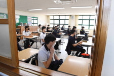 고3 등교 첫날...교실에서 식당에서 거리 두기