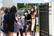 교문서 발길 못 떼는 부모 마스크 잊지 마