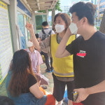 버스 파업에 빛난 노선 안내 자원봉사