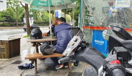 잠시 쉴 곳 찾아 편의점 전전…배달노동자 위한 공간은 없다