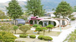 합천 폐교에 캠핑장 같은 도서관
