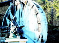 꽁꽁 언 연암물레방아