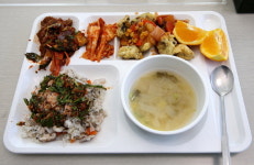 고기 없는 구내식당 낯설지만 괜찮네
