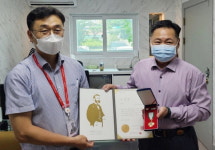 하동우리들병원 적십자 회원유공장 금장 받아