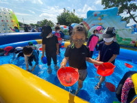 신나는 아이들... 더위도 괜찮아, 즐길 수 있잖아!