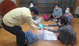 밀양시 삼문동 경로당 찾아 여름용품 전달