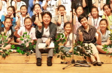 아이부터 노년까지 삶을 그러모아 만드는 하모니