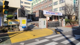 초교 차 출입구 폐쇄... 안전 우선 - 대책도 없이