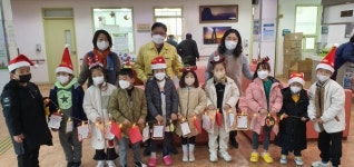 남해유치원생, 남해보건소에 선물 전달