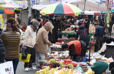 설 연휴 앞두고 전통시장 북적