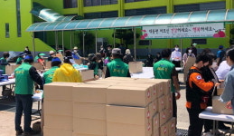어르신 여기 앉아 좀 쉬십시오