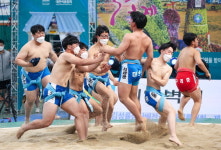 학산배 모래판 뒤흔든 경남 씨름꾼