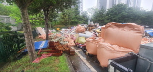밀양 가곡주공, 리모델링 폐자재 난장