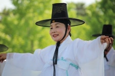 단발령으로 퇴출 됐지만 무대 의상으로  화려한 부활