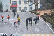 사고 날라 마산대 차로 얼음 제거 총력