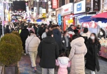 마산 창동 크리스마스 이브 인파 북적