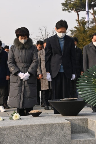 김경수 전 지사 봉하마을 참배