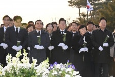 이재명, 김해 봉하마을서 김경수 전 지사 만나