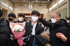 3년 만에 대면 졸업식...중학생 신나는 졸업식 처음