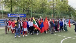 낯선 땅에서 함께 땀 흘리며 사이는 더 돈독