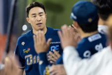 '창단 첫 선발 전원 타점' NC, KT에 16-4 대승