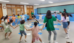 손수건 돌리고 림보·기차 놀이…함안 호암초교 엄마랑 놀아요