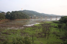 남강댐에 잠긴 추억 위로 때 묻지 않은 자연 피어나