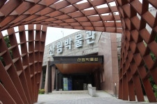 남강댐에 잠긴 추억 위로 때 묻지 않은 자연 피어나