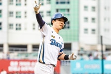 NC, 한화에 11-6 역전승...공동 4위 도약