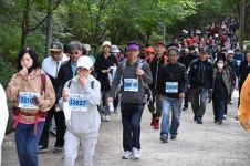 경남도민 2500여 명, 부마민주항쟁 기리며 가을길 거닐다