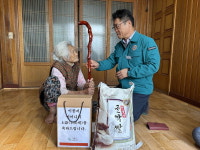의령 용덕면, 100세 노인에게 장수지팡이 전달